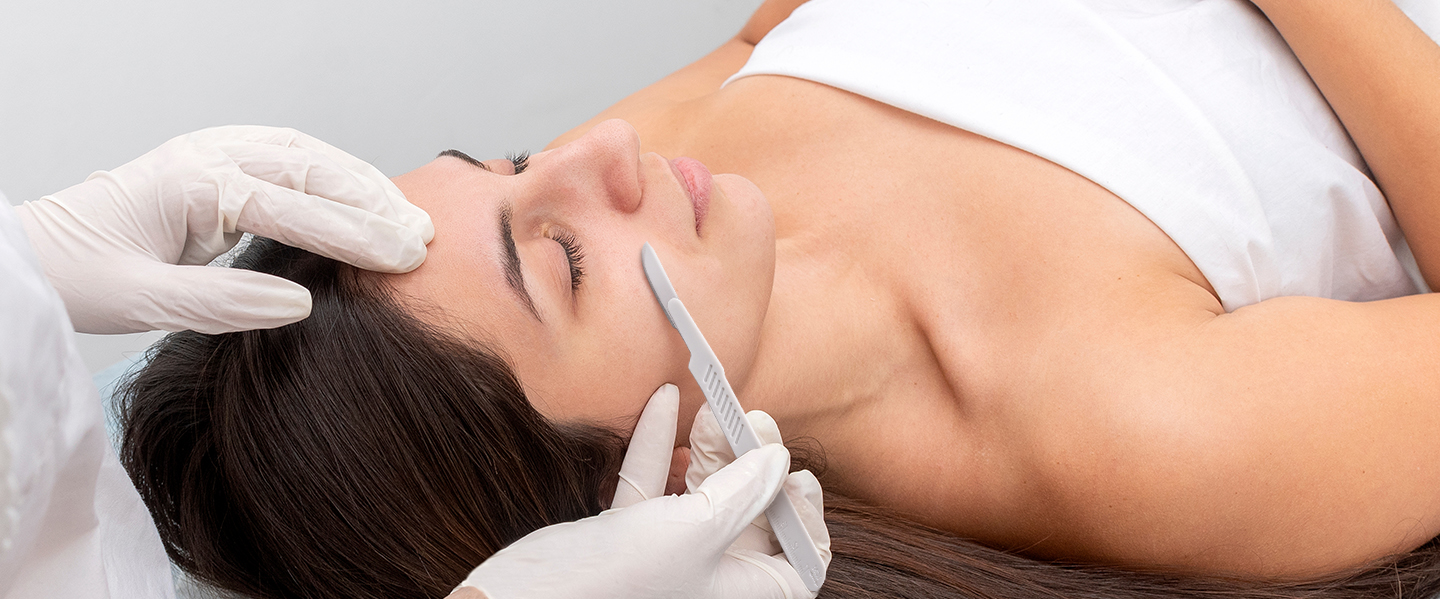 donna in trattamento di dermaplaning