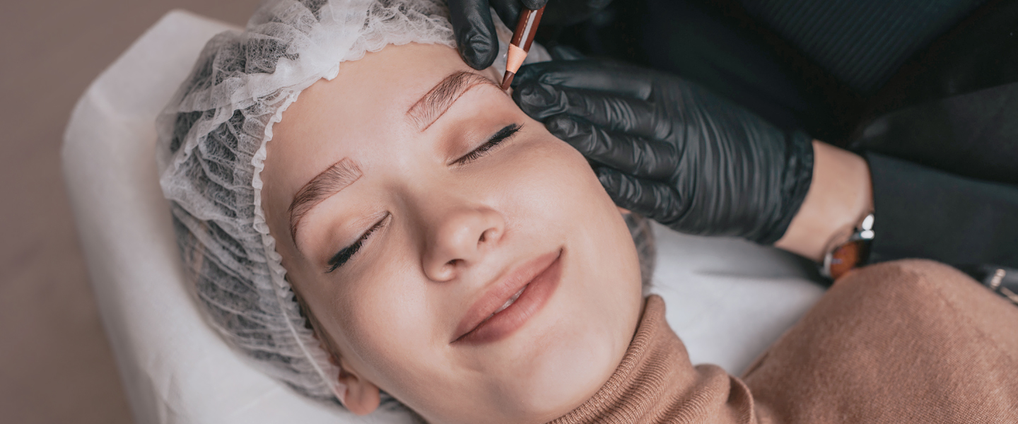 Donna preparata per il microblading Donna preparata per il microblading